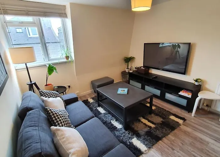 Lovely, Comfortable And Bright 3 Bedroom Top Floor Flat In City Centre